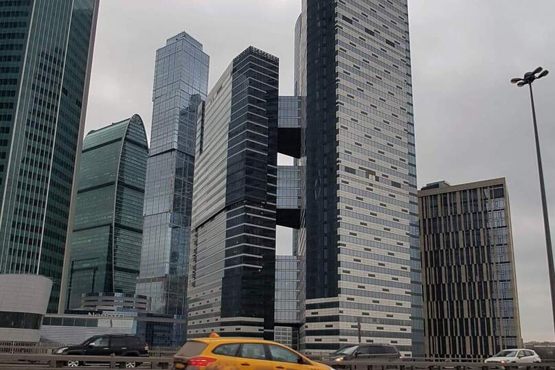Парковка для легковых автомобилей в МФК IQ Квартал